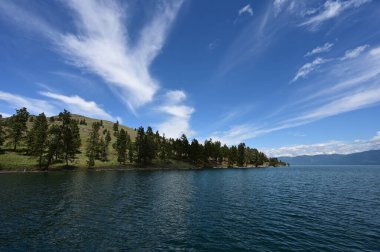 Güzel dramatik yaz bulutları Montana 'da düzkafa gölü üzerinde sakin bir haziran günü.