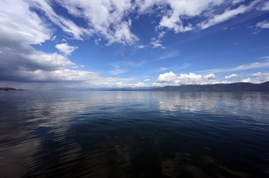 Güzel dramatik yaz bulutları Montana 'da düzkafa gölü üzerinde sakin bir haziran günü.