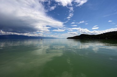 Güzel dramatik yaz bulutları Montana 'da düzkafa gölü üzerinde sakin bir haziran günü.