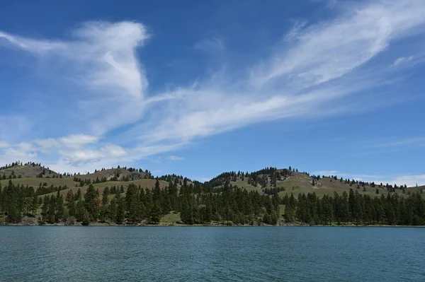 Hermoso Paisaje Nublado Verano Dramático Sobre Lago Flathead Montana Tranquilo — Foto de Stock