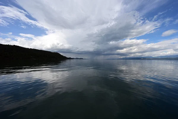 Hermoso Paisaje Nublado Verano Dramático Sobre Lago Flathead Montana Tranquilo — Foto de Stock