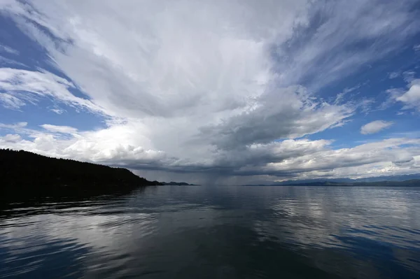 Hermoso Paisaje Nublado Verano Dramático Sobre Lago Flathead Montana Tranquilo — Foto de Stock