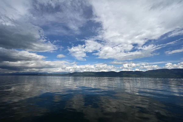 Όμορφη Δραματική Καλοκαίρι Cloudscape Πάνω Flathead Λίμνη Στη Μοντάνα Την — Φωτογραφία Αρχείου