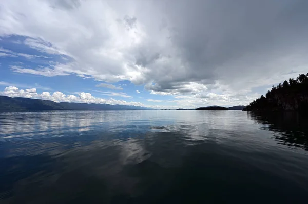 Όμορφη Δραματική Καλοκαίρι Cloudscape Πάνω Flathead Λίμνη Στη Μοντάνα Την — Φωτογραφία Αρχείου