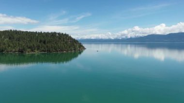 Montana, Flathead Gölü 'nde duba teknesinde aile fertleri açık güneşli bir yaz sabahı 4K.