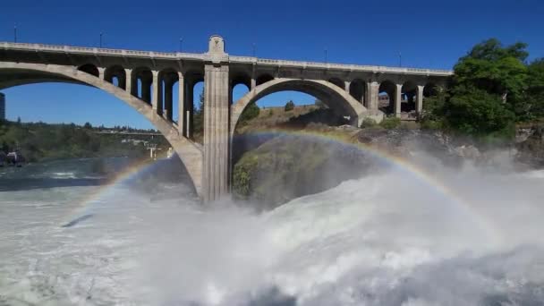 スポケーンダウンタウンの低スポケーン滝の上に激しい流れ虹とモンロー通り橋を背景に明るい夏の朝に大雨の後スポケーン — ストック動画