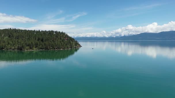 Flygfoto Familjen Pontonbåt Flathead Lake Montana Klar Solig Sommarmorgon — Stockvideo