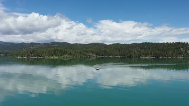 Aerial Family Pontoon Boat Flathead Lake Montana Clear Calm Sunny — ストック動画