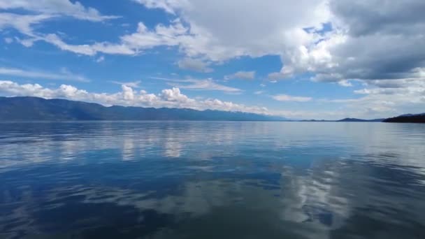 Hermoso Paisaje Nublado Verano Dramático Sobre Lago Flathead Montana Calma — Vídeos de Stock