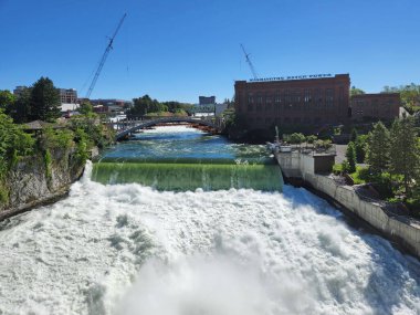 Spokane Falls ve Huntington Park Spokane, Washington şehir merkezinde güneşli bir yaz sabahı, arka planda Post Street Substation ile.