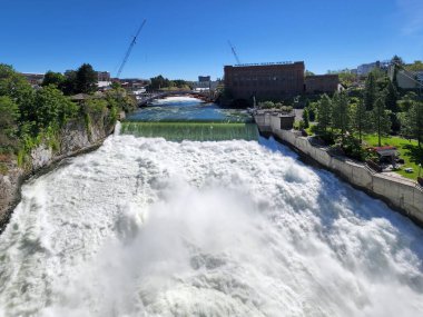 Spokane Falls ve Huntington Park Spokane, Washington şehir merkezinde güneşli bir yaz sabahı, arka planda Post Street Substation ile.