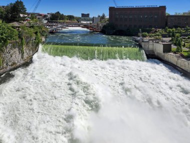 Spokane Falls ve Huntington Park Spokane, Washington şehir merkezinde güneşli bir yaz sabahı, arka planda Post Street Substation ile.