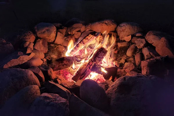 Fogo Rocha Com Lenha Queimando Fogo Noite Verão — Fotografia de Stock