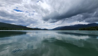 Flathead County, Montana 'daki Whitefish Gölü dramatik yaz bulutları altında gölün sakin sularına yansıdı.