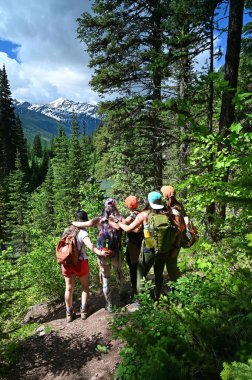 Beş genç kadın Montana, Great Bear Wilderness 'deki Stanton Lake Trail' den dağların keyfini çıkarıyorlar..