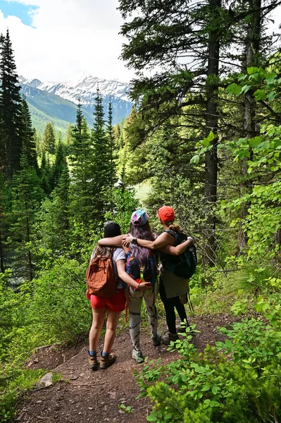 Three Young Women Enjoy View Mountains Stanton Lake Trail Great — Stockfoto
