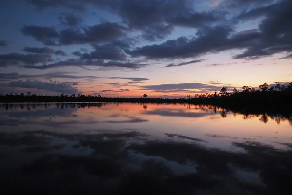 Colorful Summer Sunset Cloudscape Pine Glades Lake Reflected Calm Water — Fotografia de Stock