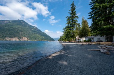 Olimpiyat Ulusal Parkı 'ndaki Lake Crescent Gölü güneşli bir sonbahar öğleden sonrasında..