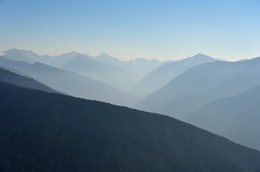 Washington Olimpiyat Ulusal Parkı Dağları güneşli bir sonbahar öğleden sonrasında Ridge Kasırgası Ziyaretçi Merkezi 'nden izlendi..