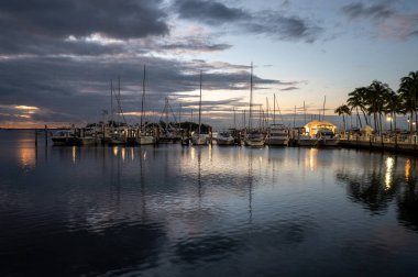 Miami Belediye Binası ve Akşam Yemeği Keyfi Sabah alacakaranlığında Sakin bir yaz sabahı.