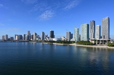 Miami, Florida şehri güneşli bir sonbahar sabahı Biscayne Körfezi 'nin sakin sularına yansıdı..