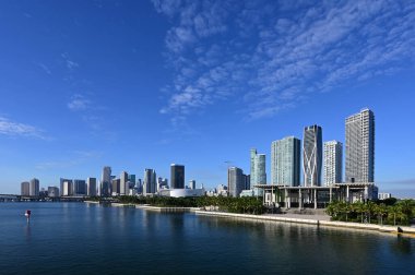 Miami, Florida şehri güneşli bir sonbahar sabahı Biscayne Körfezi 'nin sakin sularına yansıdı..