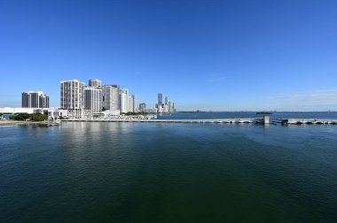 Miami, Florida 'da Biscayne Körfezi' nde sakin, güneşli bir sonbahar sabahı..