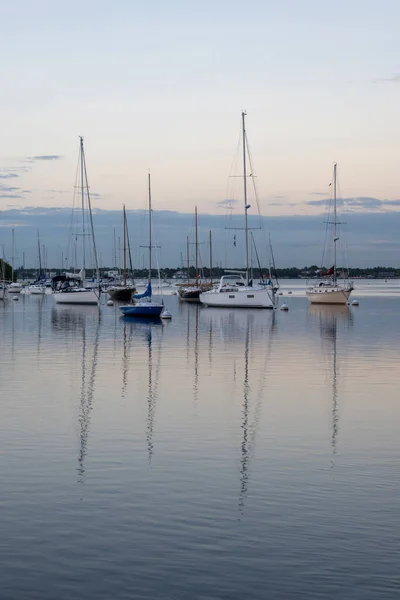 Segelbåtar Middag Key Förankring Återspeglas Lugnt Vatten Biscayne Bay Miami — Stockfoto