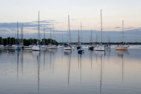 ディナーの帆船キーアンカレッジはフロリダ州マイアミのビスケイン湾の穏やかな水に反映されています — ストック写真