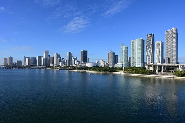 Staden Miami Florida Speglas Lugnt Vatten Biscayne Bay Solig Höstmorgon — Stockfoto