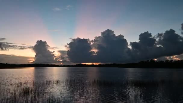 Waktu Selang Awan Matahari Terbit Penuh Warna Dengan Sinar Matahari — Stok Video