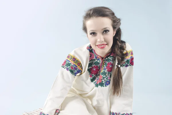 Девушка в украинской ткани на белом фоне — стоковое фото