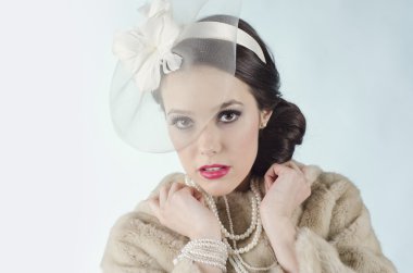 beyaz zemin üzerine örtü ile kürk paltolu güzel kız