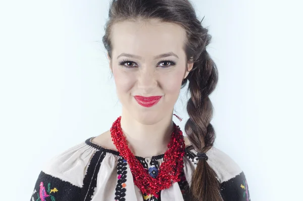 Menina bonita em pano ucraniano no fundo branco — Fotografia de Stock