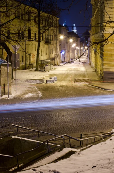 Kış gecesi sokak ışığı ile gece şehirde
