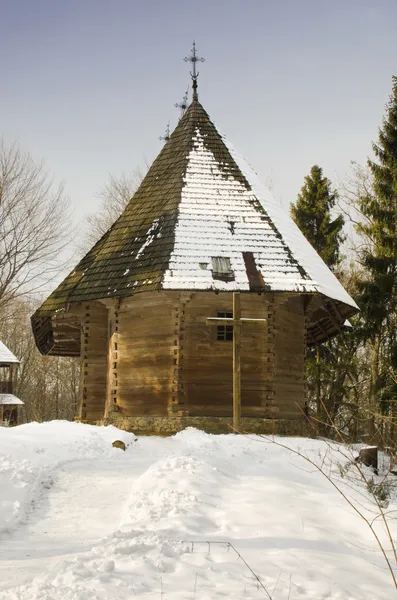 Старая украинская церковь в снегу — стоковое фото