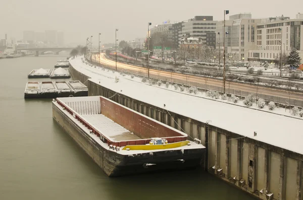 Chiatte in piedi in acqua in inverno — Foto Stock