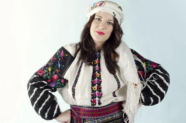 Glimlachend womanin traditie Oekraïense doek — Stockfoto