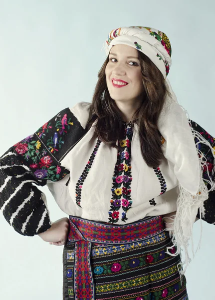 Sonriente mujer en la tradición de tela ucraniana — Foto de Stock