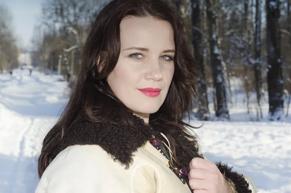 Vrouw in traditie doek in de winter — Stockfoto