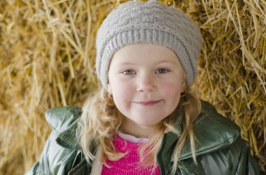 saman zemin üzerine genç kız