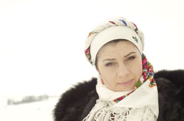 kar üzerinde geleneksel Ukrayna bez kadında