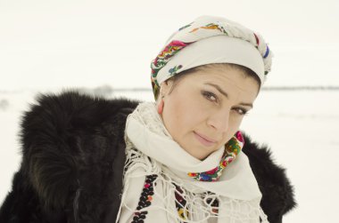 kar üzerinde geleneksel Ukrayna bez kadında