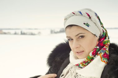 kar üzerinde geleneksel Ukrayna bez kadında