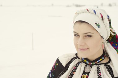 kar üzerinde geleneksel Ukrayna bez kadında