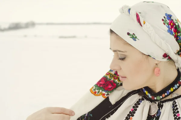 Mulher em pano ucraniano tradicional na neve — Fotografia de Stock