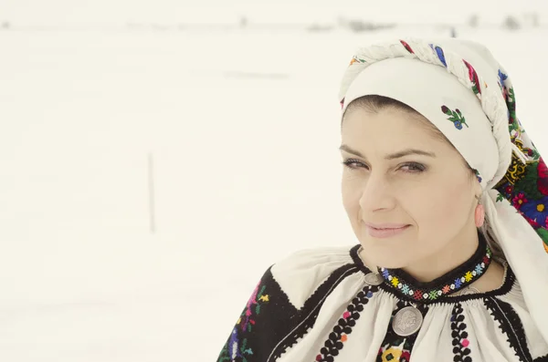 Mujer en tela tradicional ucraniana sobre nieve — Foto de Stock