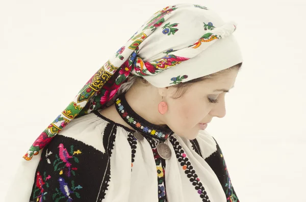 Mujer en tela tradicional ucraniana sobre nieve —  Fotos de Stock
