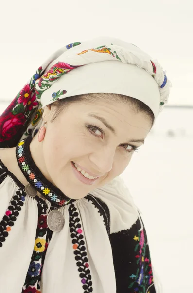 Mujer en tela tradicional ucraniana sobre nieve —  Fotos de Stock