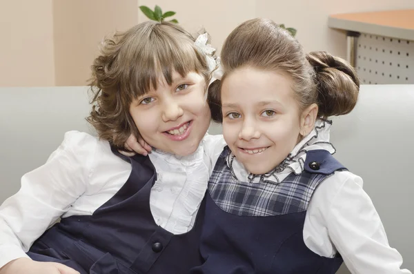 Two young pretty girls in hairdresser's — Stock Photo, Image